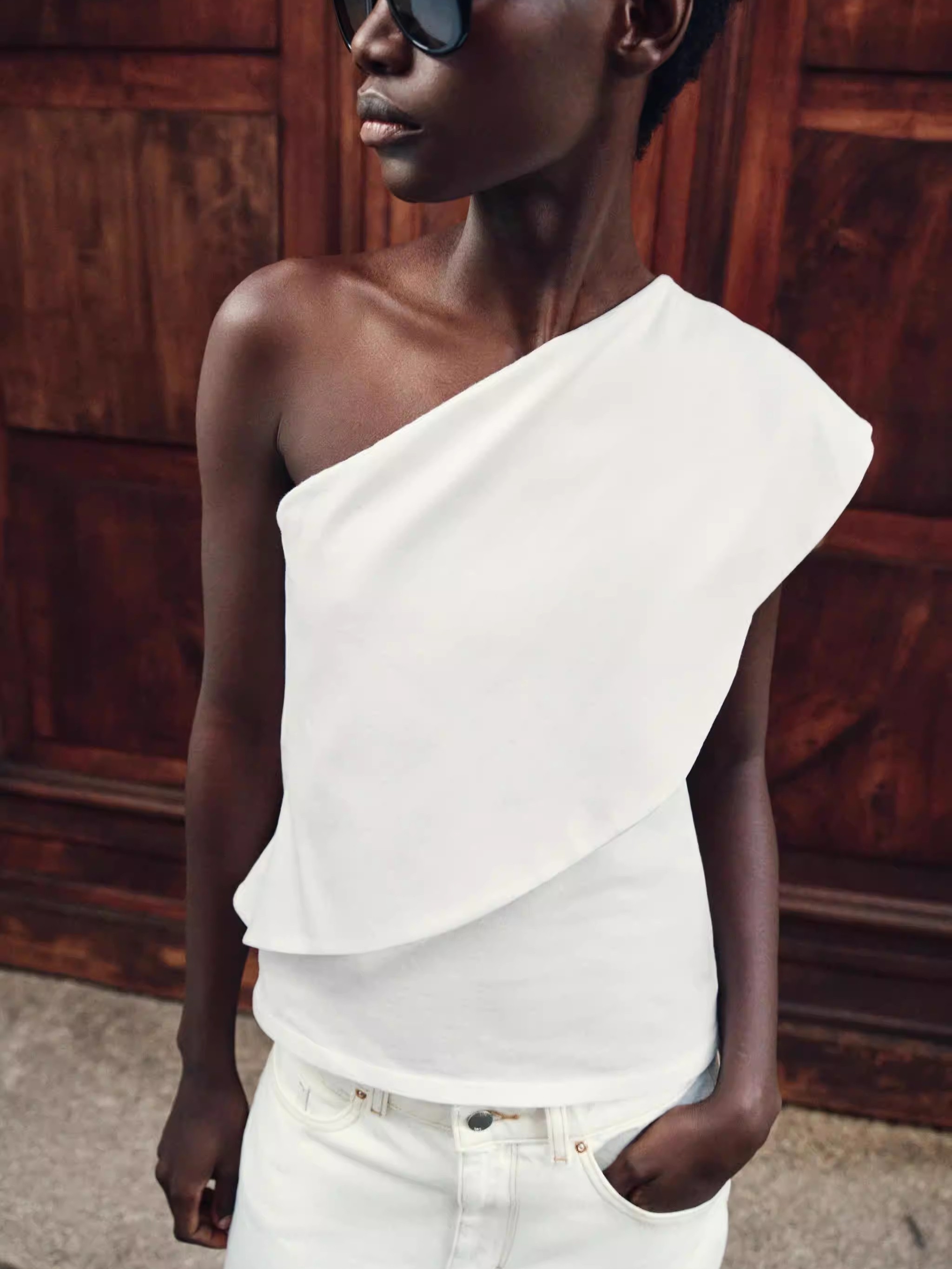 New Ethnic Fashion - 新しい夏の女性のファッション非対称肩露出半袖ピュアカラートップエスニックステージ服8-25歳
